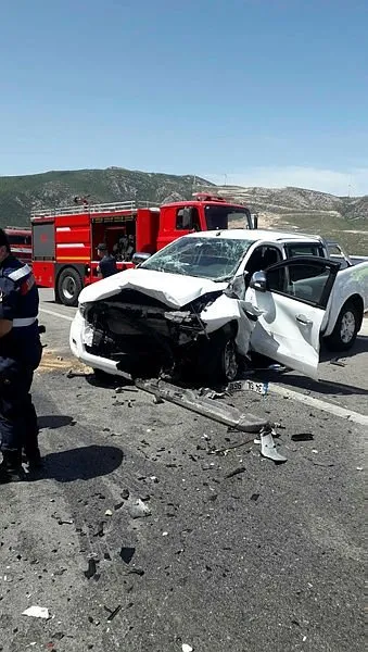 izmir de feci kaza kamyonetle otomobil carpisti 1 olu 3 yarali son dakika yasam haberleri