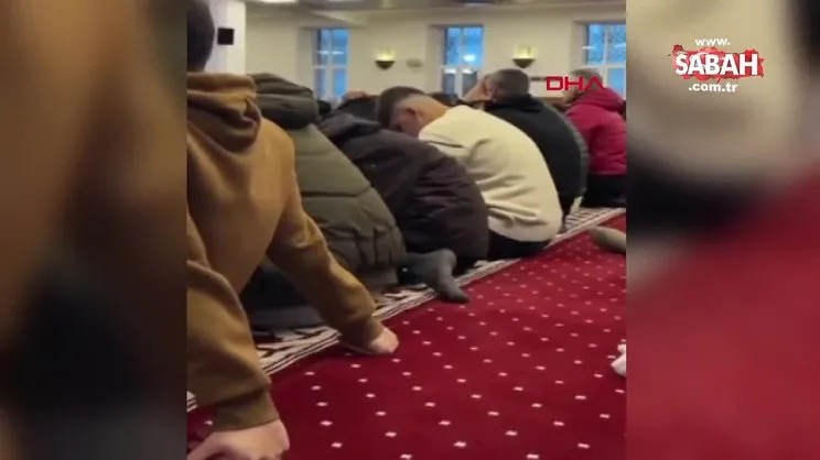 Bayram namazına 'Örümcek Adam' kostümüyle katılmıştı: