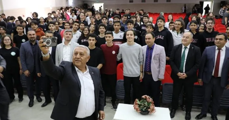Belediye Başkanı Mehmet Zeybek, öğrencilerle söyleşi yaptı
