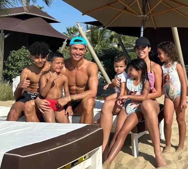 Cristiano Ronaldo 9 yılın sonunda muradına ermişti! Georgina Rodriguez’in yüzüğü Jeff Bezos’unkiyle adeta ikiz: Fiyatını duyanlar kulaklarına inanamadı...