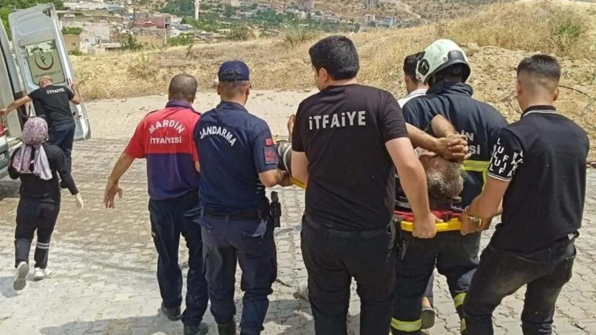 Sürücüsünün kontrolünden çıkan kamyon, çukura düştü: 2 yaralı Sürücüsünün kontrolünden çıkan kamyon, çukura düştü: 2 yaralı