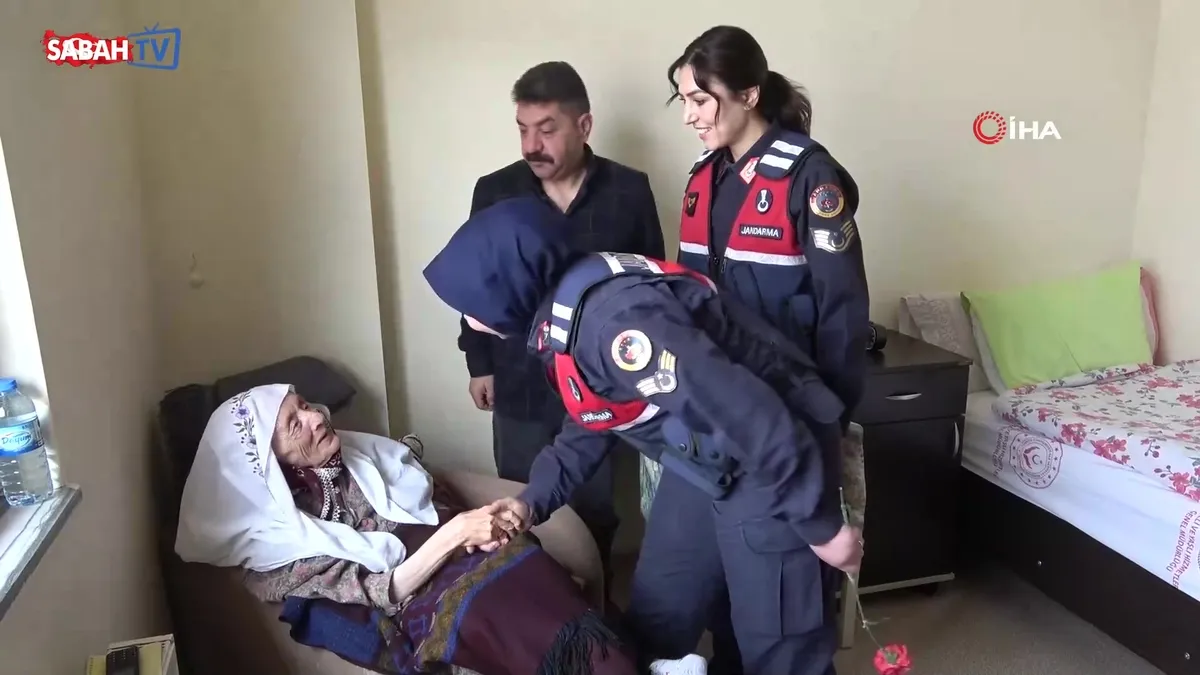 Huzurevi sakinlerine jandarma sürprizi: Büyüklerin yüzü güldü | Video