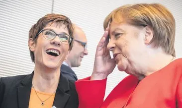 AKK Merkel’i mumla aratacak