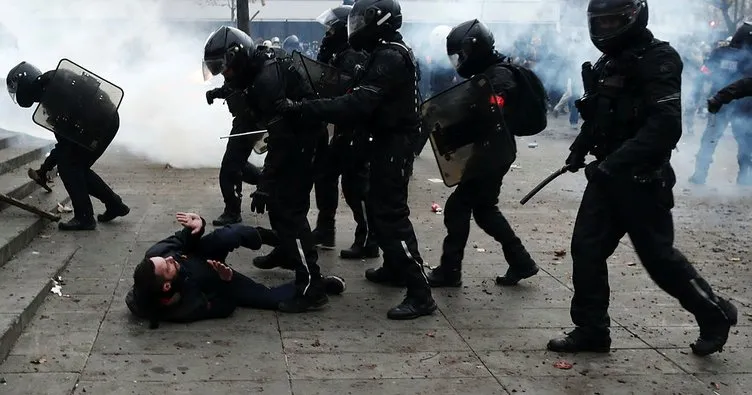 Son dakika: Paris’te polisin attığı gaz kapsülü AA foto muhabirini yaraladı
