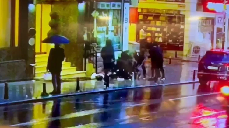 İstanbul’da sokak ortasında vahşet! Husumetlisi ile karşılaşınca 5 arkadaşıyla darbetti! İşte o anlar