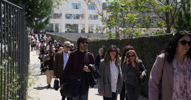 Yunanistan’da peş peşe 2 silahlı saldırı: Dördüncü kattan sivillere ateş açıldı! Yaralılar var