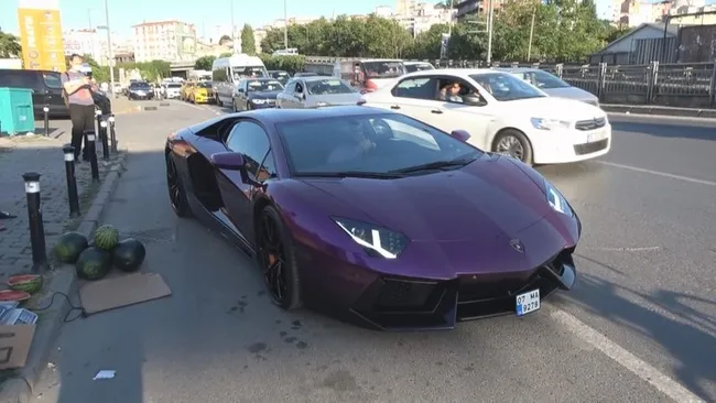 İstanbul'da Lamborghini'de karpuz satan İranlı fenomen Milad Hatemi sınır dışı edildi - 2