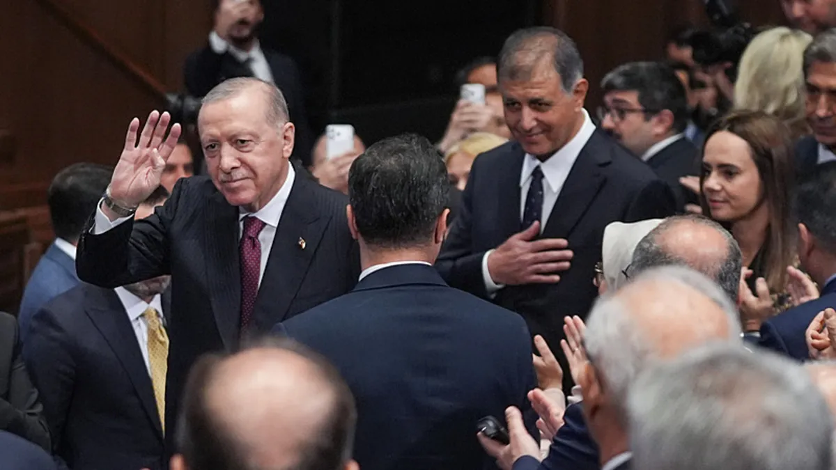 SON DAKİKA… AK Parti rozeti takan Cemil Tugay’a İzmirliler’den tam destek! İzmir hak ettiği hizmete kavuşacak