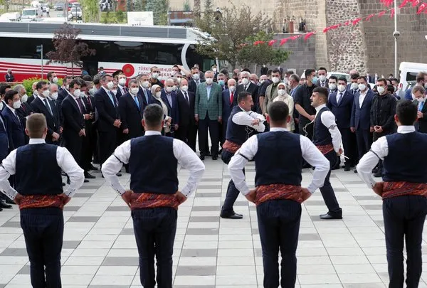 baskan-erdogan-erzurumda-genclerle-bir-araya-geldi-1626544247608.jpg