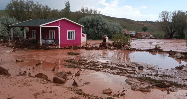 Kırıkkale’de sağanak hayatı felç etti! Dereler taştı, ev ve iş yerlerini su bastı, araçlar yolda mahsur kaldı