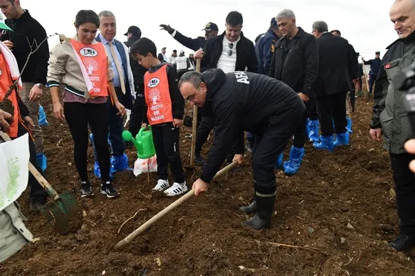 sarkoyde-yanan-ormanlarlik-alana-500-kisi-3-bin-fidan-dikti-1762929669560.jpg