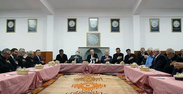 son-dakika-baskan-erdogan-ankarada-huseyin-gazi-cemevinde-muharrem-iftarina-katildi-1659981439515.jpg