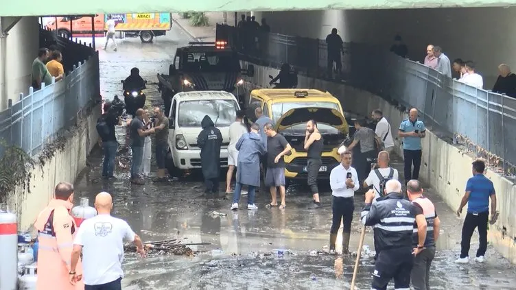 Sağanak hayatı felç etti! Bayrampaşa’da alt geçitte mahsur kalan minibüs şoförü: Yolcu olsa boğulurdu