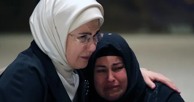 İftar programında duygusal anlar! Azra Gülendam Haytaoğlu'nun annesi Emine Erdoğan'a sarılarak ağladı
