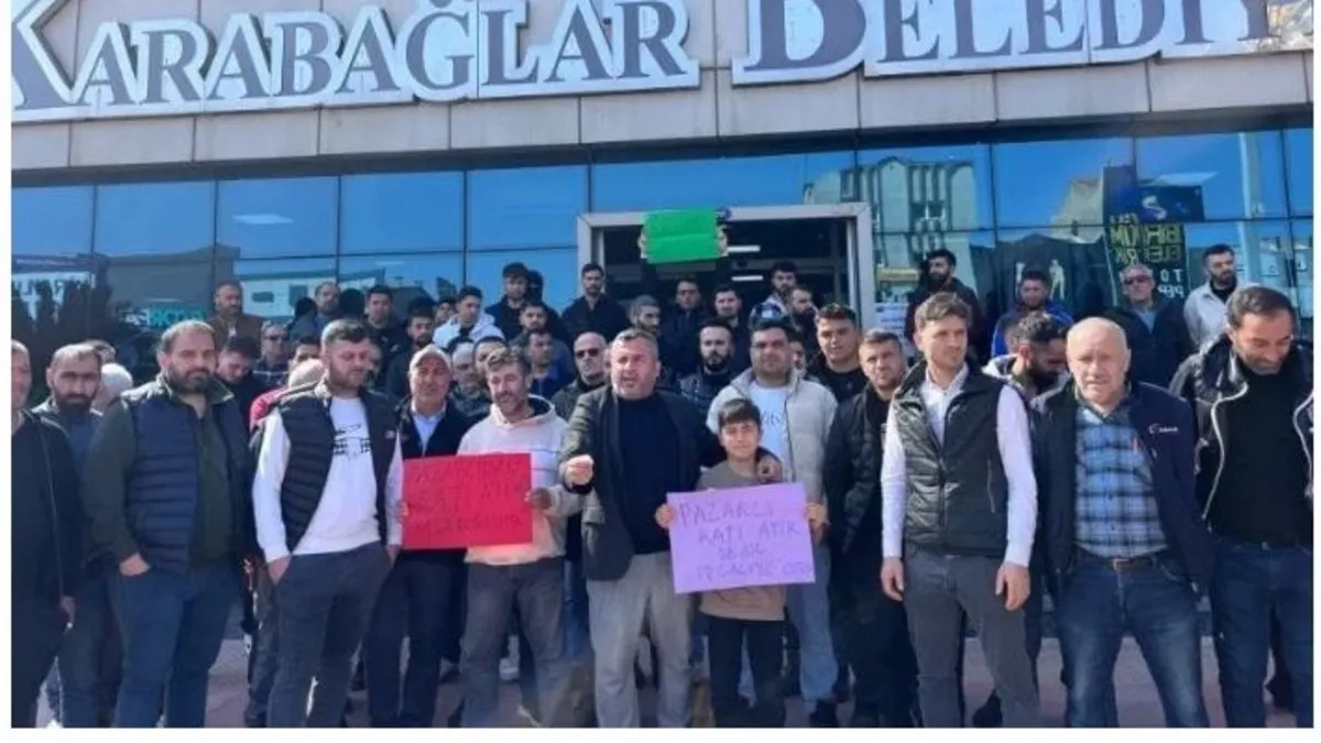 Karabağlar’da pazarcı esnafı usulsüz katı atık bedeline isyan etti! Hukuksuz uygulama geri çekilmezse tezgah açmayacağız
