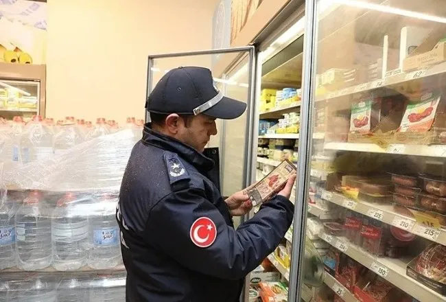 Kurban Bayramı öncesi bakanlık tek tek ifşa etti! İşte gıda sahtekarlığı yapan o markalar: Baharatta boya, sucukta deri, pidede sakatat çıktı!