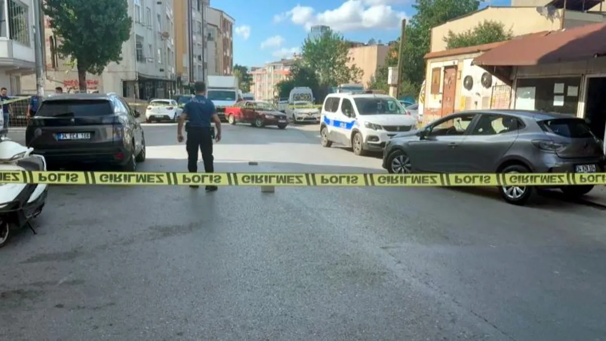 Esenyurt'ta silahlı saldırı sonrası polis incelemesi.