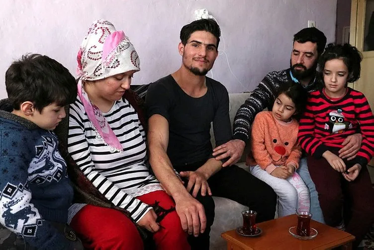 İşte Türkiye’nin konuştuğu Suriyeli genç! Elleriyle kazıyarak kurtardığı aileyle buluştu