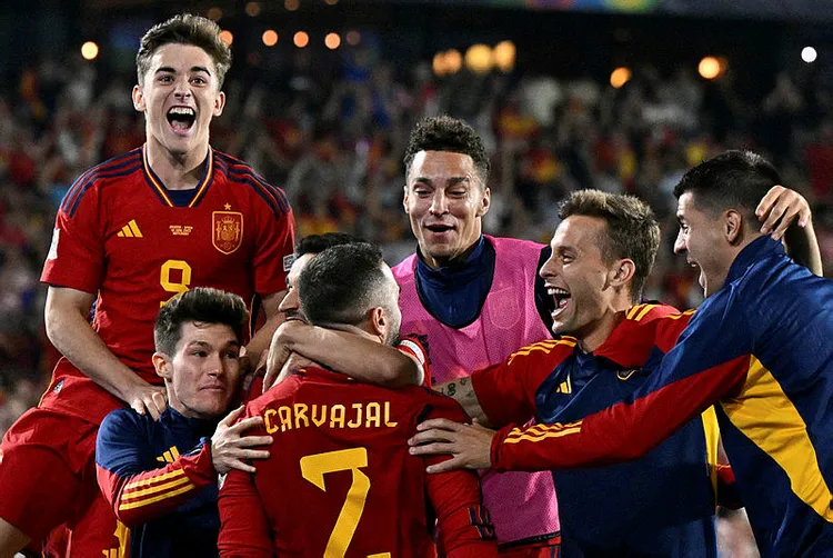 luis-de-la-fuente-ispanya-milli-takimiyla-ilk-kupasini-kaldirdi-1687162384126.jpg