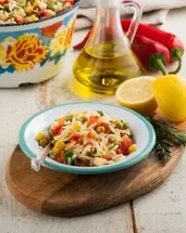 Beş çayının yıldızı olacak: Misafirlerinizin tarifini isteyeceği en renkli şehriye salatası