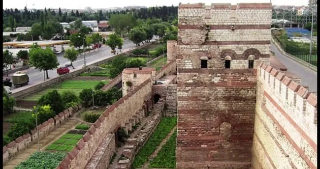 meydan okuyan denize nazir kaleleri