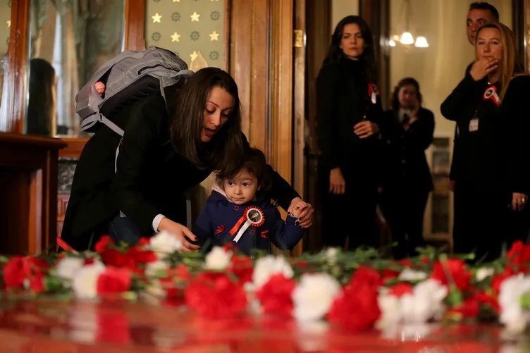 Atatürk'ün Dolmabahçe Sarayı'ndaki odasında tören