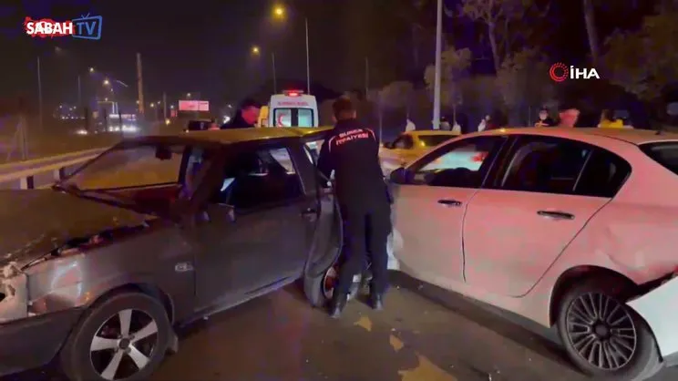 Aracının direksiyon hakimiyetini kaybetti, önündeki 3 otomobile çarparak durabildi | Video