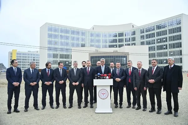 trabzon-sehir-hastanesi-iddialarina-bakan-memisoglundan-net-yanit-1773921296018.jpg