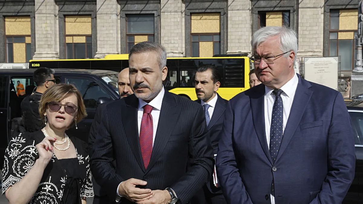 Bakan Fidan, Ukrayna’da Bağımsızlık Meydanı’nı ziyaret etti! Bakan Fidan, Ukrayna’da Bağımsızlık Meydanı’nı ziyaret etti!