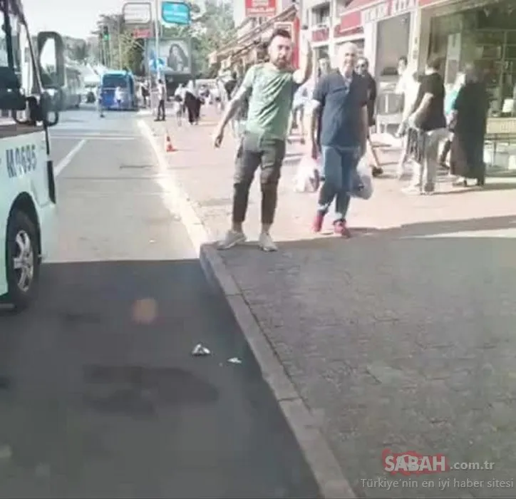 Kadıköy’de öfkeli minibüsçünün kamyonete saldırısı kamerada