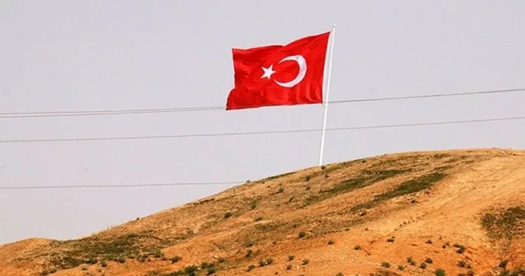 Akçakale’nin hakim tepeleri Türk bayraklarıyla donatıldı