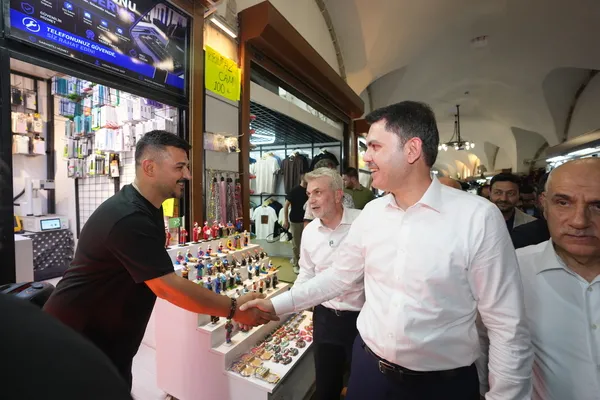 bakan-kuruma-kapalicarsi-esnafindan-anlamli-hediye-devletin-butun-gucunu-hissettik-1785737551861.jpg