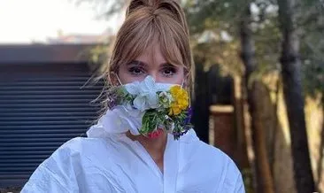 Yazar Yelda Kırçuval’ın çiçekli maskesi dikkat çekti! Bakan dönüp bir daha baktı