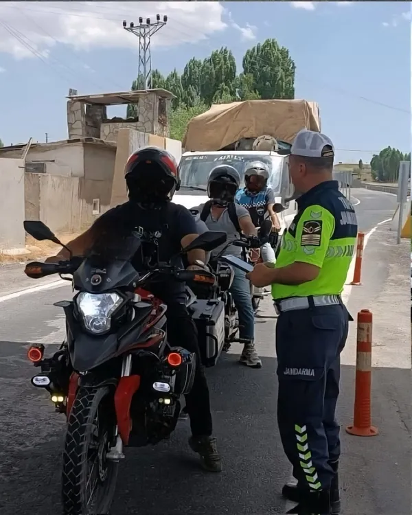 agrida-jandarmadan-trafik-denetimi-1185-arac-kontrol-edildi-5-kisi-yakalandi-1753019094123.jpg