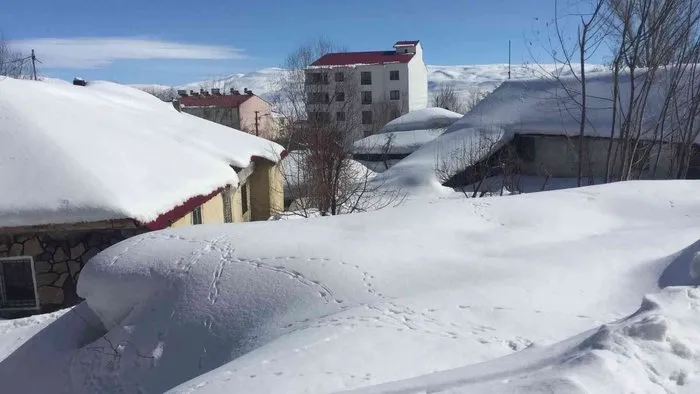 Karlıova’da evler kar altında