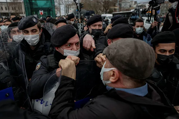 son-dakika-haberi-izmirdeki-bogazici-provokasyonunda-51-kisi-gozaltina-alindi-39unun-terorden-kaydi-var-1612418287088.jpg Son dakika haberi! İzmir'deki Boğaziçi provokasyonunda 51 kişi gözaltına alındı! 39'unun terörden kaydı var