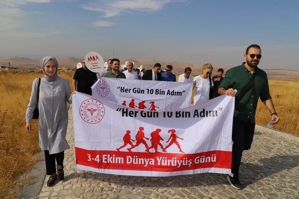 saglik-calisanlaritarihin-sifir-noktasinda-yuruyus-gerceklestirdi-1696924052969.jpg