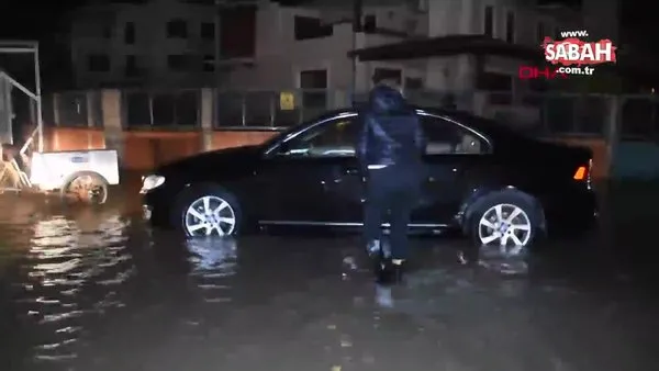 Izmir Karsiyaka Da Yollari Su Basti Araclar Suya Gomuldu Video Videosunu Izle Son Dakika Haberleri
