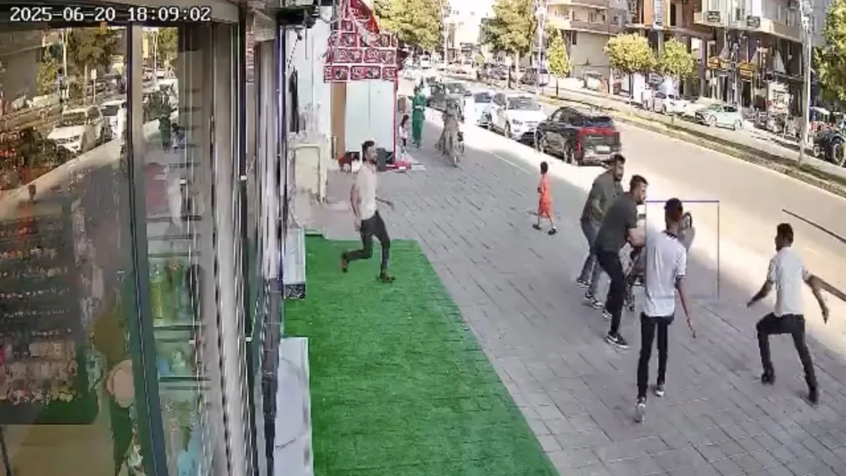 Midyat’ta feci kaza: Kavgada yere düşen kişiye minibüs çarptı! Midyat’ta feci kaza: Kavgada yere düşen kişiye minibüs çarptı!