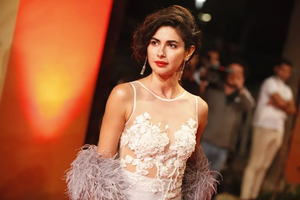 Nesrin Cavadzade güzelliğiyle büyüledi - FotoHaber - Magazin