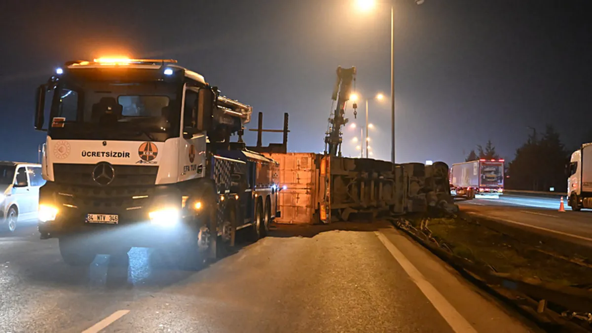 Tuzla’da lastiği patlayan tır devrildi: Kilometrelerce trafik yoğunluğu oluştu Tuzla’da lastiği patlayan tır devrildi: Kilometrelerce trafik yoğunluğu oluştu