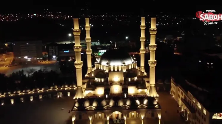 7'den 70'e herkes camilere akın etti: Kadir Gecesi dualarla idrak edildi | Video