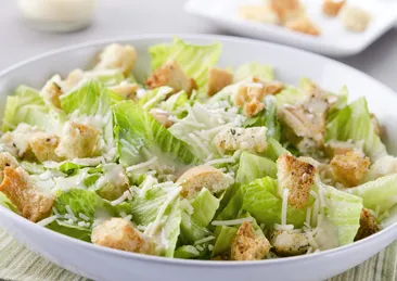 Yazın favorisi olacak! Tavuklu Sezar salata tarifiyle formda kalın