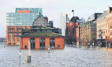 Fırtınalı hava hayatı felç etti