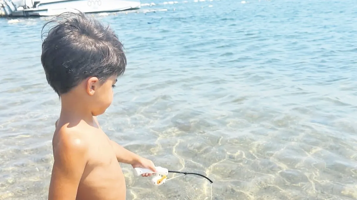 Minik Aren oyuncak oltayla balık tuttu