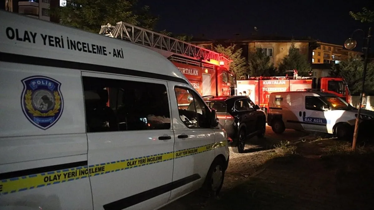 Siirt’te polis lojmanında yangın: 13 kişi hastaneye kaldırıldı Siirt’te polis lojmanında yangın: 13 kişi hastaneye kaldırıldı