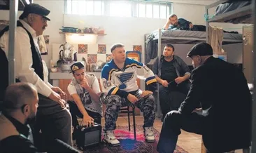 Sanat galerisini karıştırdı