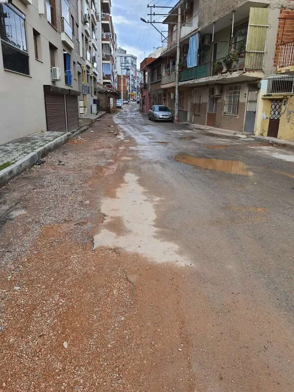 5-yil-sonra-kilicdaroglu-asfalti-1615799871339.jpg İzmir'de Kemal Kılıçdaroğlu’nun geçeceği yola asfalt döküldü! 5 yıldır köstebek yuvası gibiydi - 2