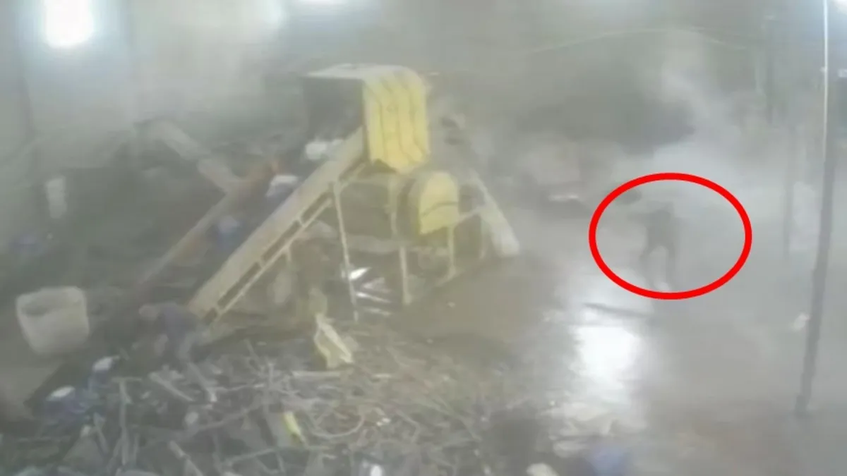 Bursa’da faciadan kıl payı kurtuluş kamerada: 20 tonluk su varili devrildi! Bursa’da faciadan kıl payı kurtuluş kamerada: 20 tonluk su varili devrildi!