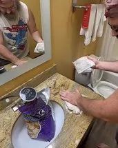 Bu şef yiyecekleri banyoda hazırlıyor, lavaboda pişiriyor!